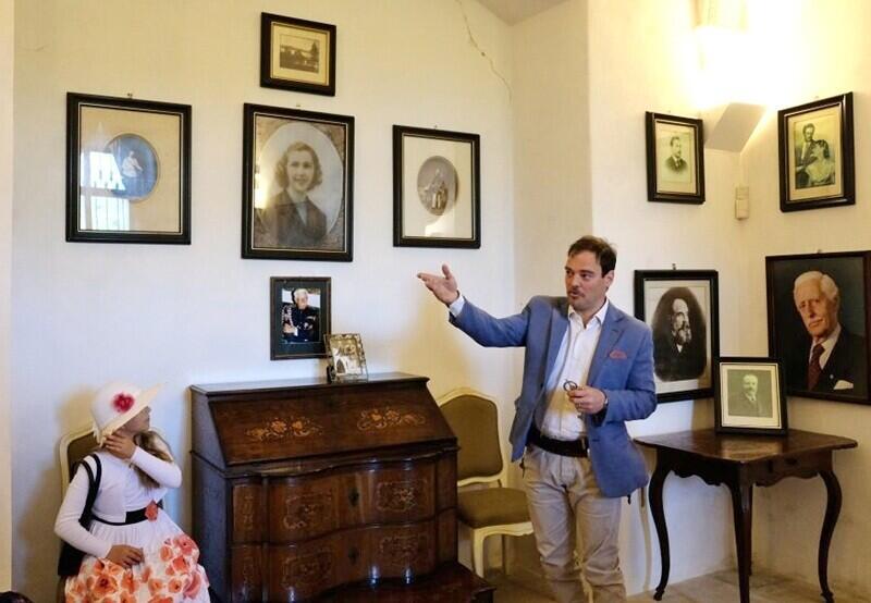 Hrabě Kinský při prohlídce Hradu Kost, foto Pavel Charousek